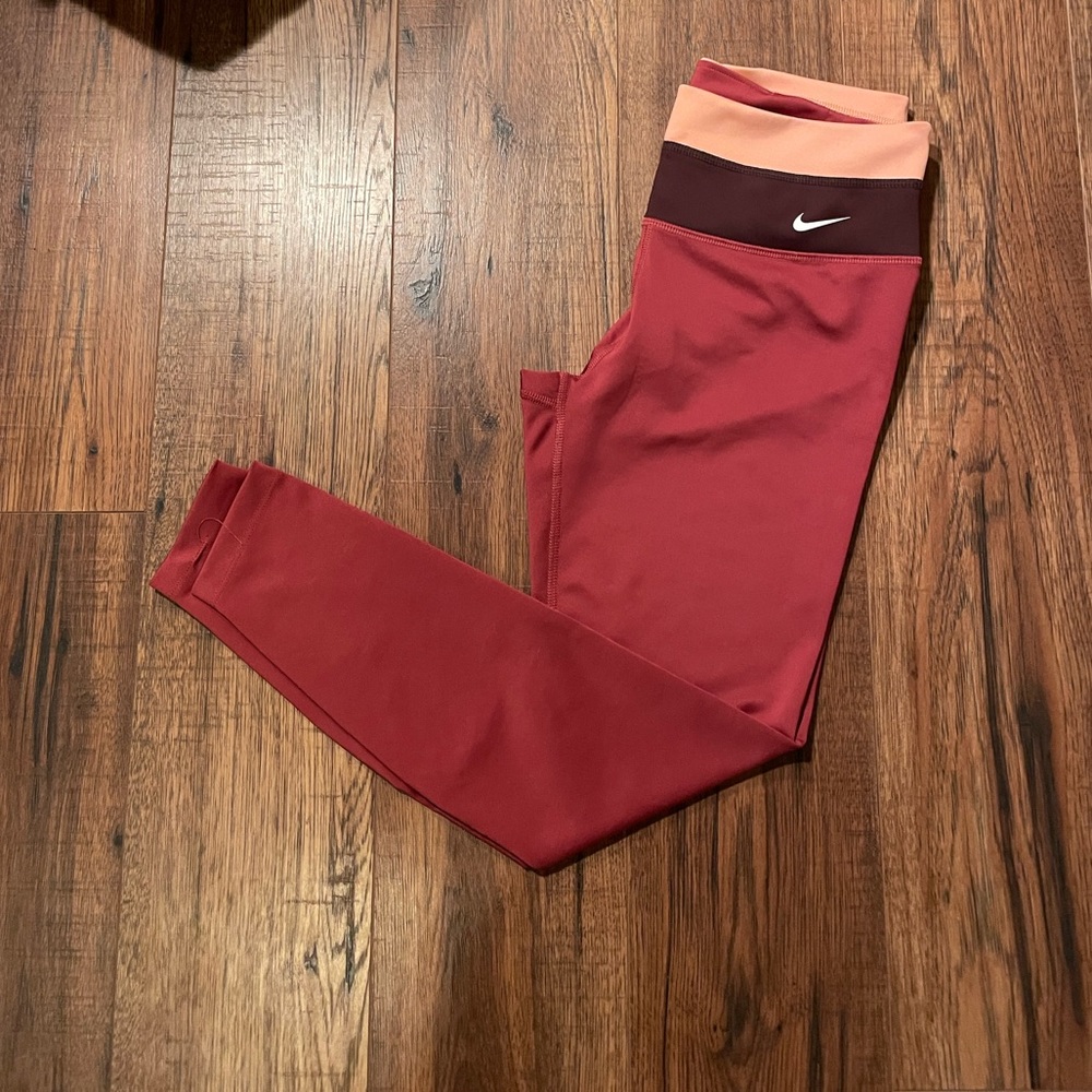 NIKE ATHLETIC LEGGINGS